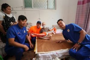 山东泰山队慰问患病小球迷 王大雷与他约定特殊庆祝动作