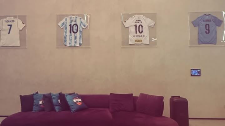 C罗+MSN！内马尔晒球衣收藏：C罗，梅西，内马尔，苏亚雷斯