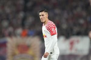 记者：曼联仍未放弃和纽卡竞争塞斯科，莱比锡要价8千万欧