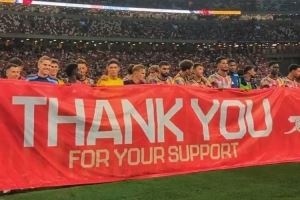 阿森纳球员赛后为新加坡球迷签名+拉横幅表示感谢