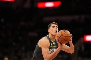 加尔扎：无论和布朗还是西蒙斯搭档 我首要任务掩护创造空位机会