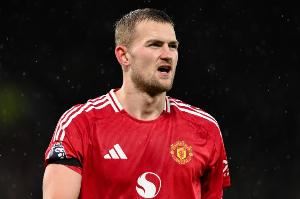 德里赫特：为什么在禁区总背着手？不想被判点球 我目前状态很好