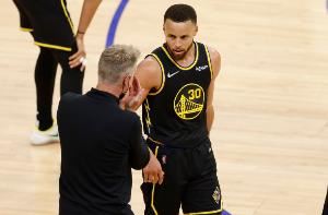 距找到常规轮换模式有多远？科尔：没到那一步 我们需要库里回来图片