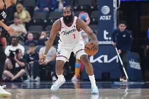 媒体人:哈登又是燃尽的一天 明显能看到格莱姆斯碰到了他的手肘