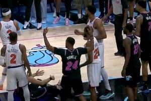 相当极限!唐斯关键抛投被韦尔大帽扇出 裁判回看是好帽!