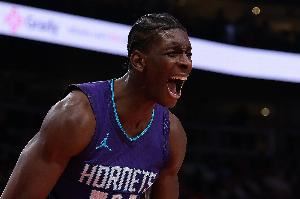 好像是干扰球?迪亚巴特补防飞天大帽巴恩斯