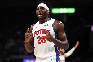 手舞足蹈！斯图尔特强攻打进加罚 和队友激情庆祝